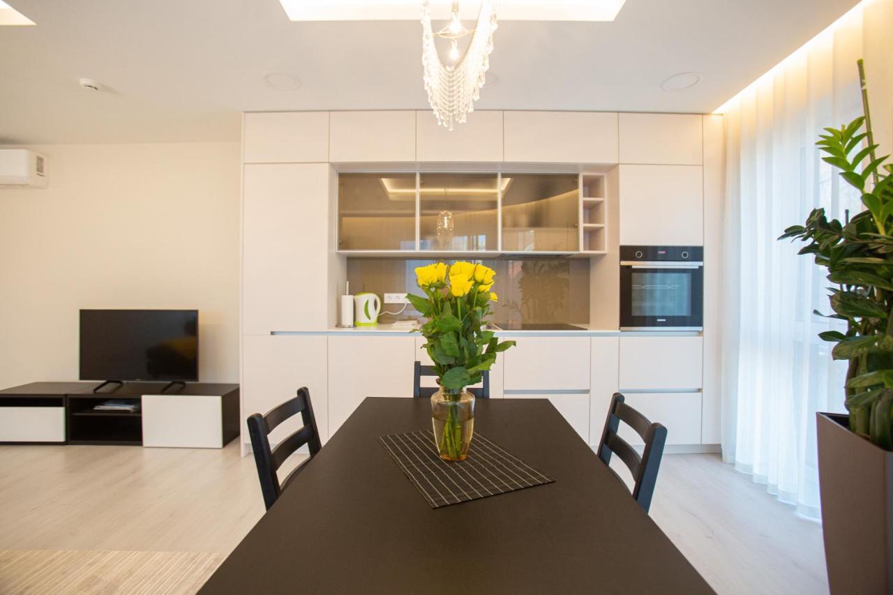 Luxurious Blue&Yellow Apartment In Kaunas Center Экстерьер фото